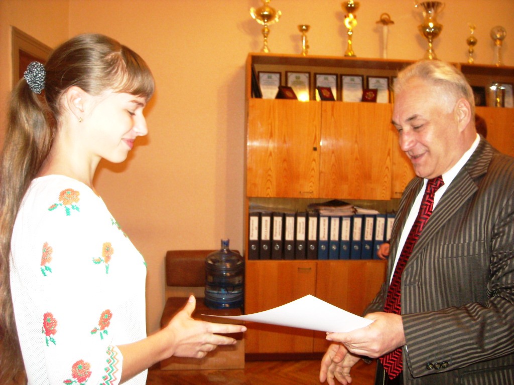 Вербицький особисто вручає диплом.JPG